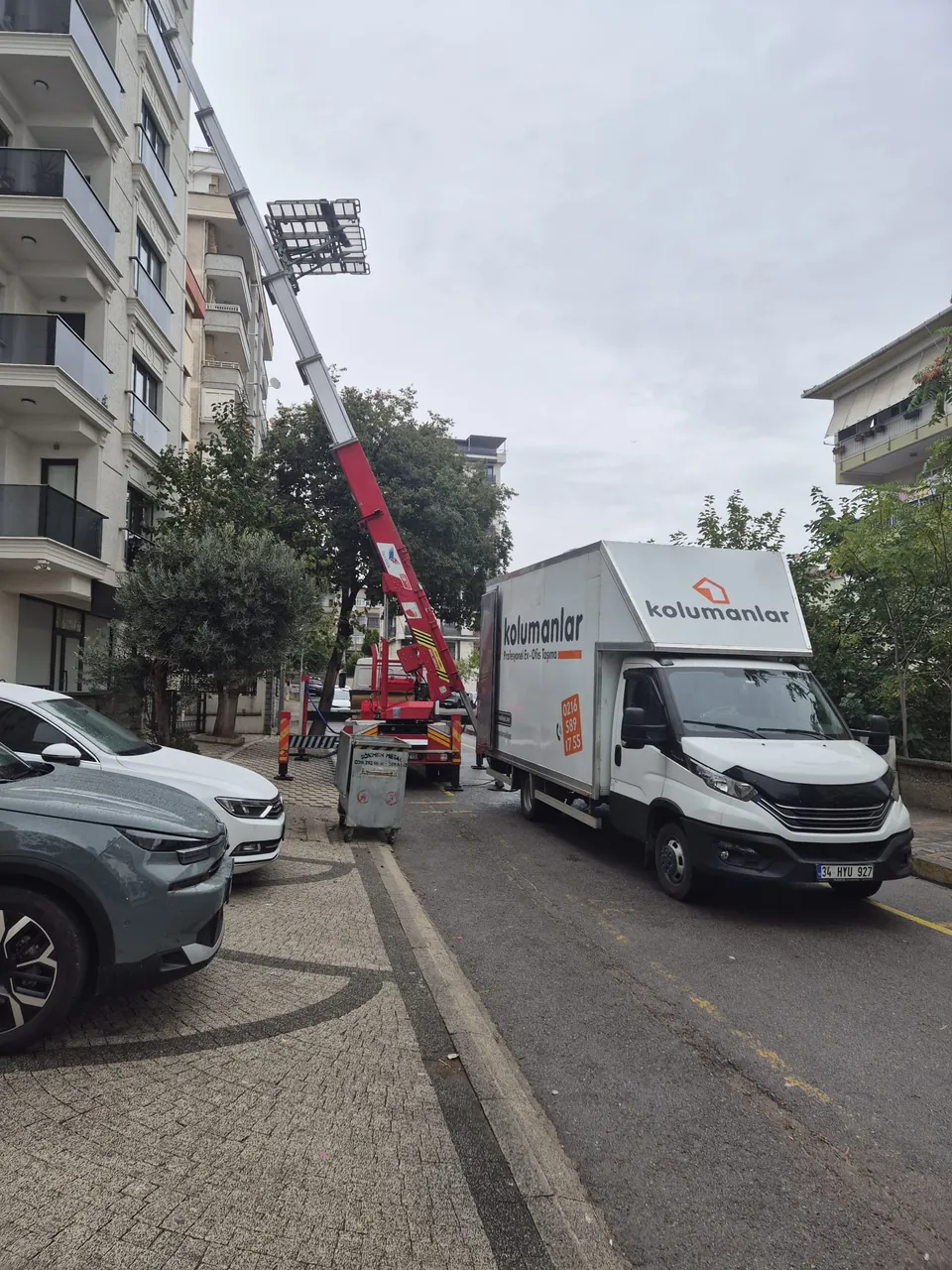 Apartman önünde Kolumanlar aracı ve dış cephe taşıma asansörü